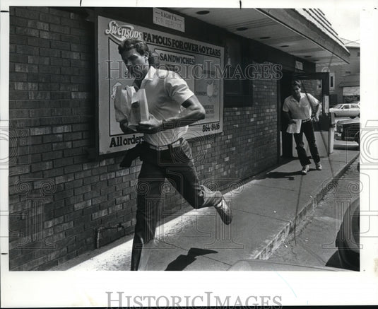 1987 Press Photo Drive in Swenson's restaurants in Akron - cvb17953 - Historic Images