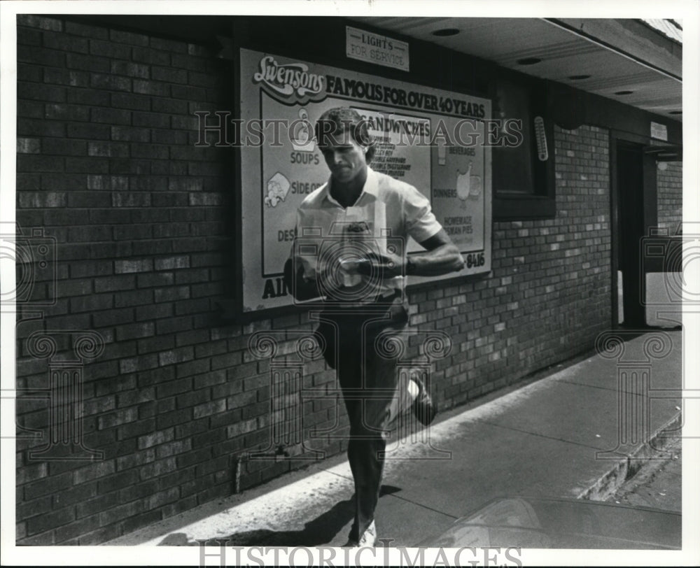 1987 Press Photo Drive in Swenson&#39;s restaurants in Akron - cvb17954 - Historic Images