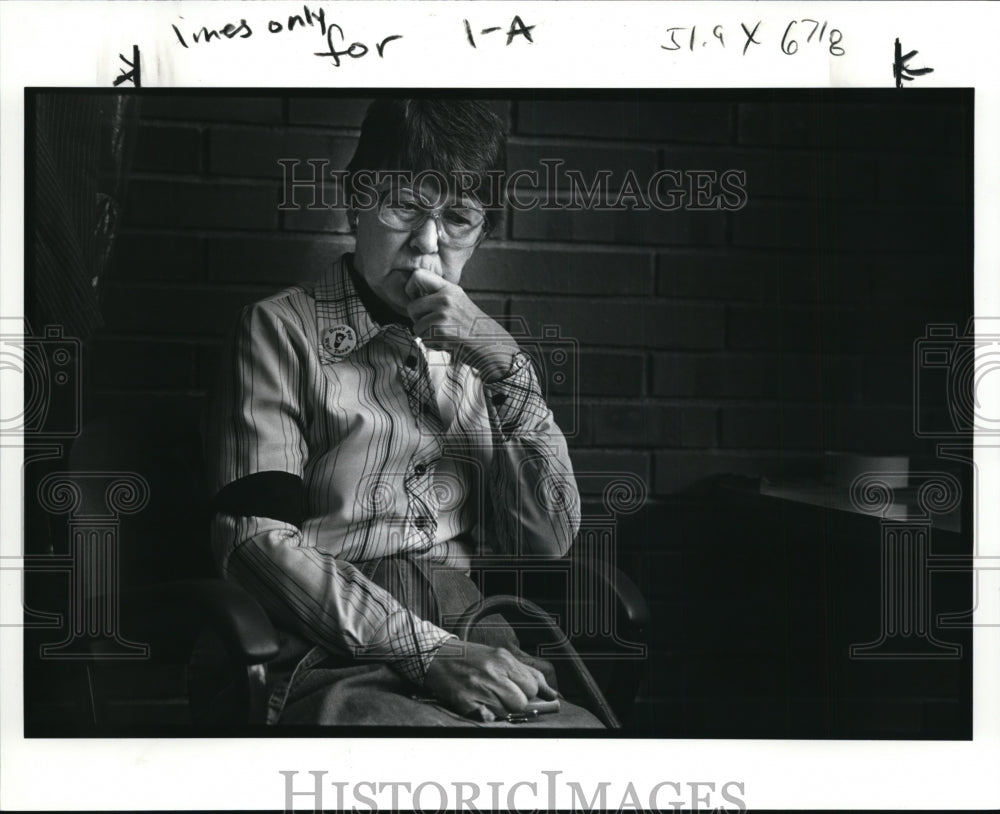 1986 Press Photo Rosemary Mantey, Social worker being cut from work - cvb17980 - Historic Images