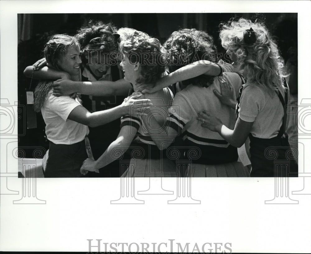 1985 Press Photo Liz Kahoun with the cheer leaders - cvb18002 - Historic Images