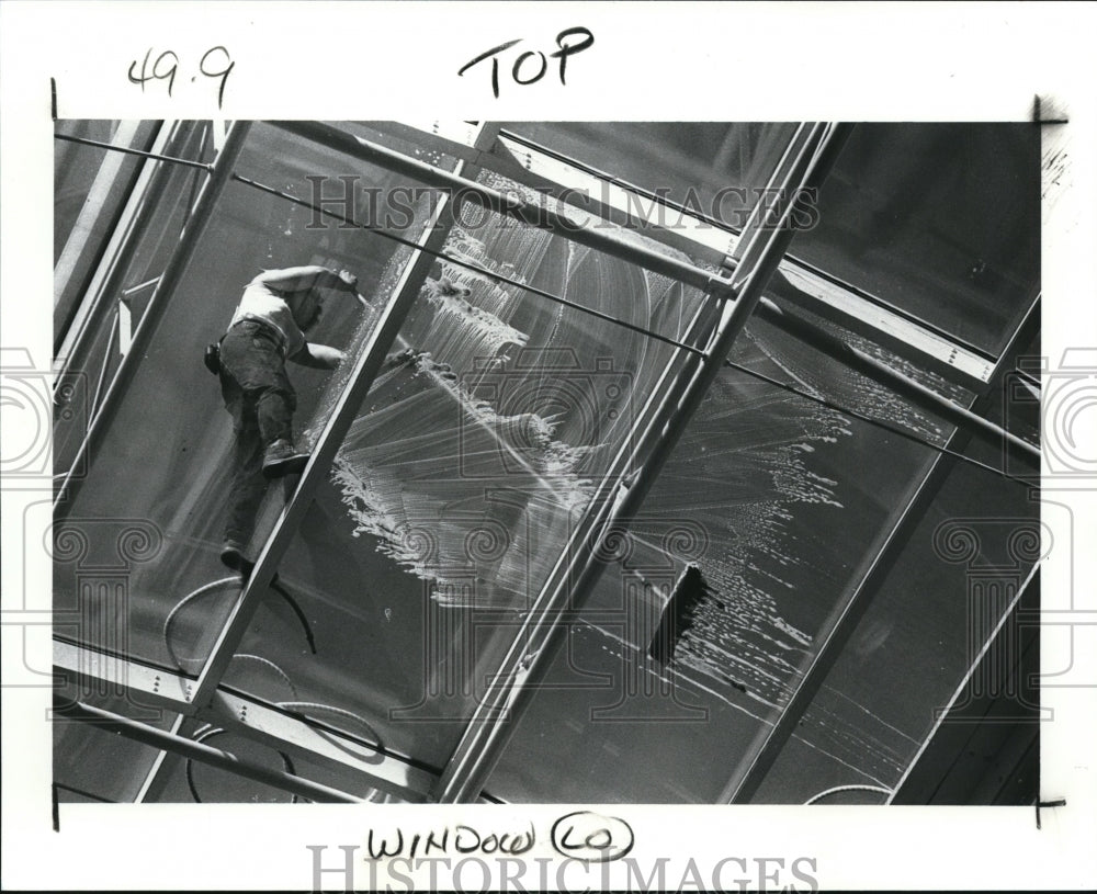 1989 Press Photo Window cleaner high above the shoppers of the Galleria - Historic Images