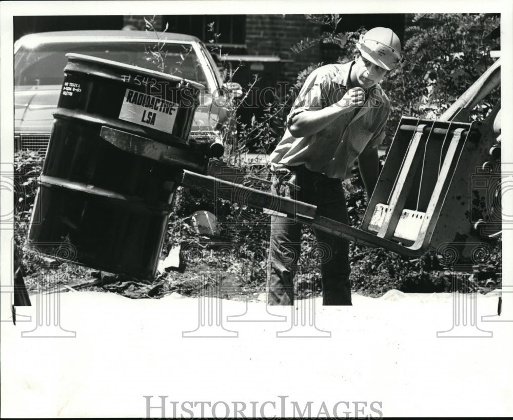 1983 Press Photo Greg Hall, A worker from O.H. Material Co. - cvb18034 - Historic Images