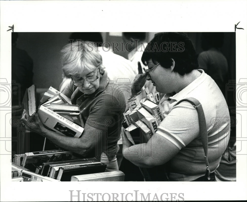 1985 Press Photo Book Sale - cvb18052 - Historic Images