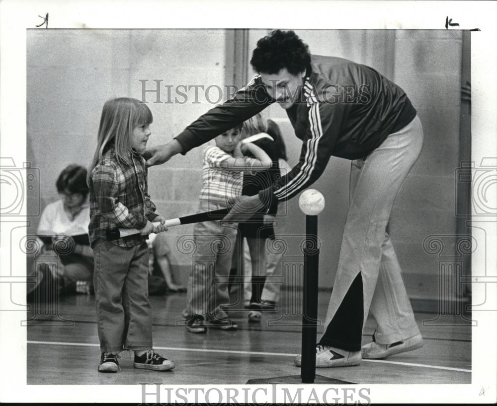 1982 Press Photo Jose Ortiz Jr. helps Heather Hollo at the T-Ball - cvb18062 - Historic Images