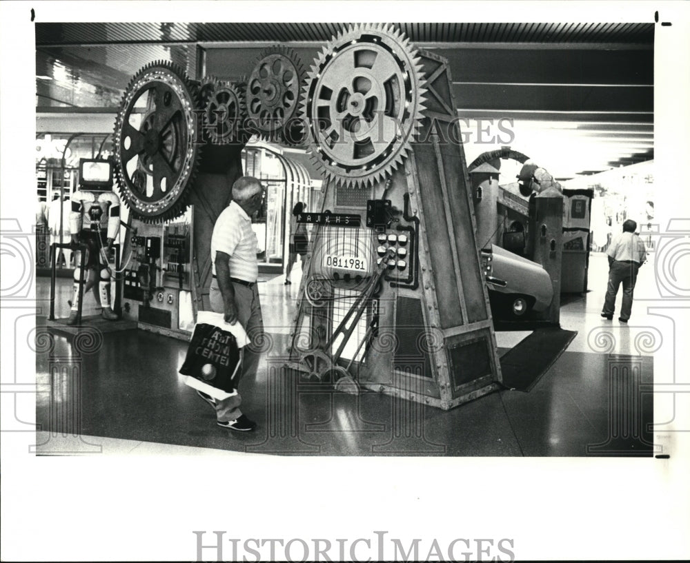 1988 Press Photo MTV&#39;s Museum of Unnatural History, Parmatown Mall - cvb18099 - Historic Images