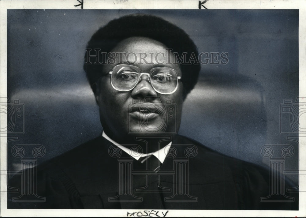 1983 Press Photo East Cleveland Muny Judge Fred M. Mosely on the bench. - Historic Images