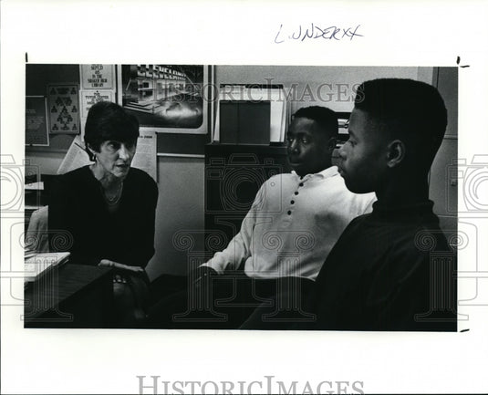 1991 Press Photo Shaker Heights High School counselor Mary Lynne McGovern - Historic Images