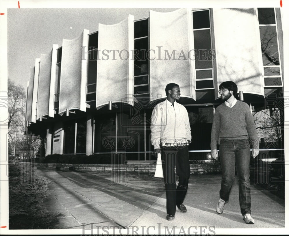 1981 Press Photo Ibukun Henry Ehindero &amp; Dave McCabe at Heidelberg College - Historic Images