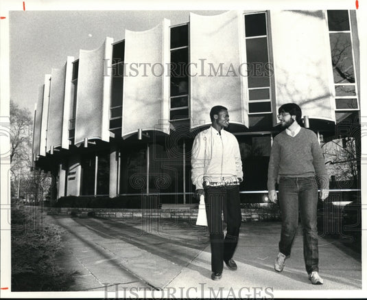 1981 Press Photo Ibukun Henry Ehindero & Dave McCabe at Heidelberg College - Historic Images