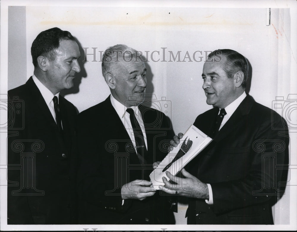 1967 Press Photo L-R; Bruce Hardy, Thomas R. Guthrie and Art Earley - cvb18153- Historic Images