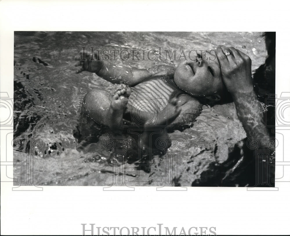 1983 Press Photo Jayne Janus and daughte Julia-swim class - cvb18164 - Historic Images