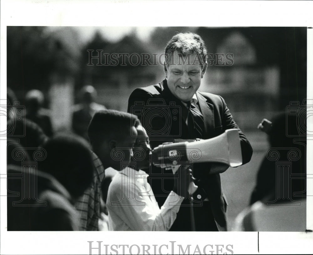1989 Press Photo Drug Czar William J Bennett w/ students from Chambers Elem Sch - Historic Images