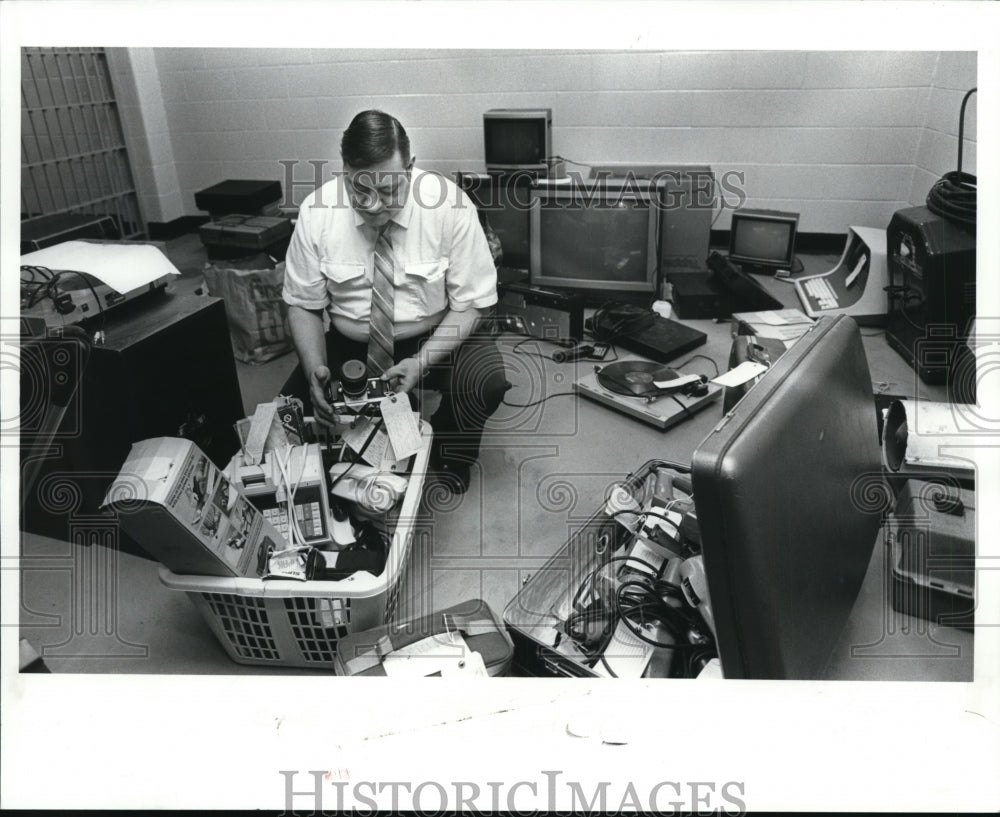 1989 Press Photo Duke Wayne, detective bureau office - cvb18197 - Historic Images