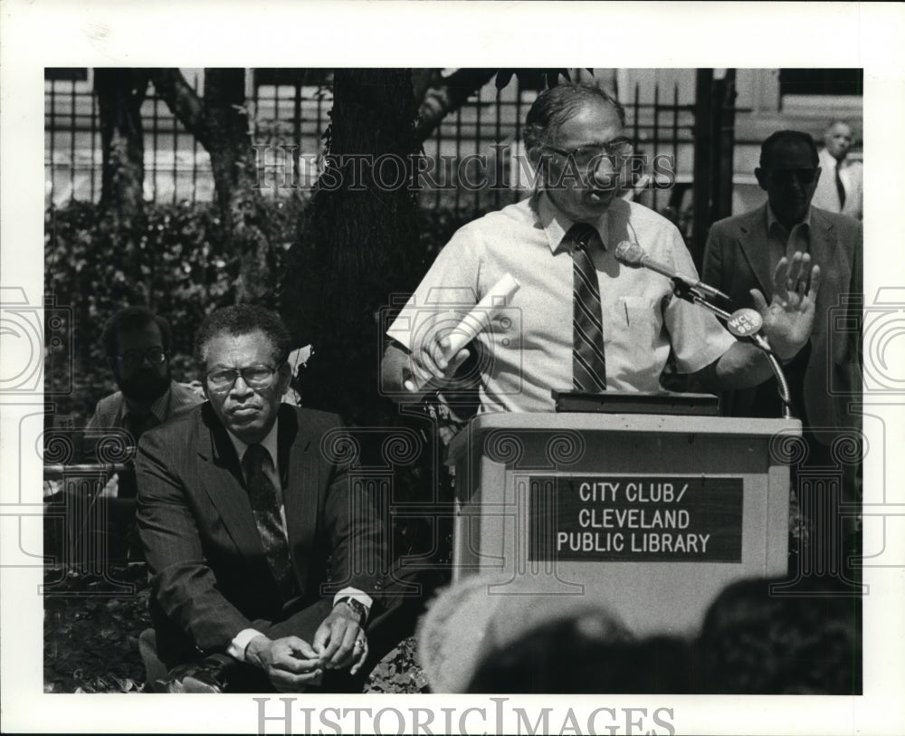 1983 Press Photo Frederick Holliday and Alvin Ted Bonda-Cleveland club lunch - Historic Images
