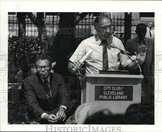 1983 Press Photo Frederick Holliday and Alvin Ted Bonda-Cleveland club lunch - Historic Images
