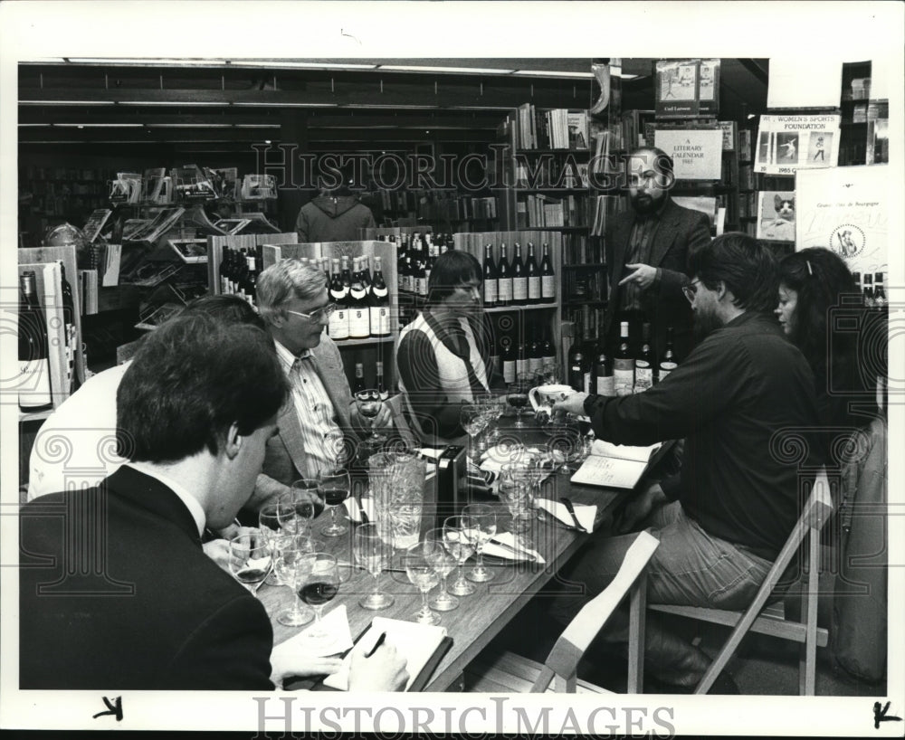 1984 Press Photo Wine tasting at Booksellers, pavilion Mall - cvb18224 - Historic Images