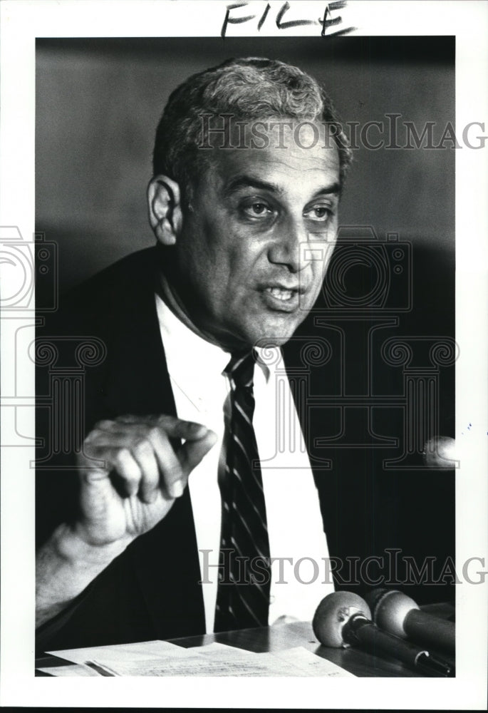 1987 Press Photo John Terango at news conference - cvb18256 - Historic Images