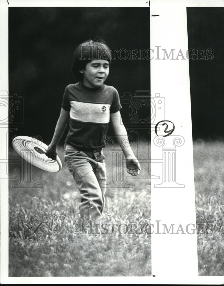 1982 Press Photo Michael Reyes-Frisbee game-Cleveland Metroparks - cvb18350 - Historic Images