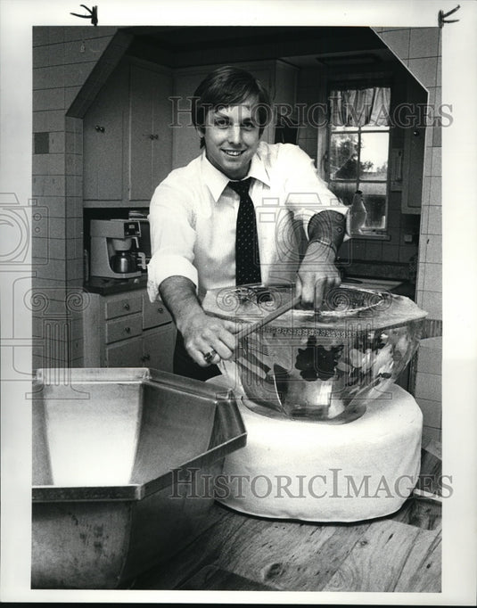 1986, Dan Corrigan-molded ice punch - cvb18369 - Historic Images