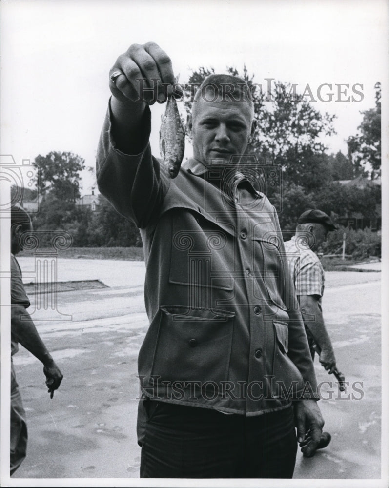 1969 Press Photo Wildlife Officer Norwalk holds perch- - cvb18384-Historic Images