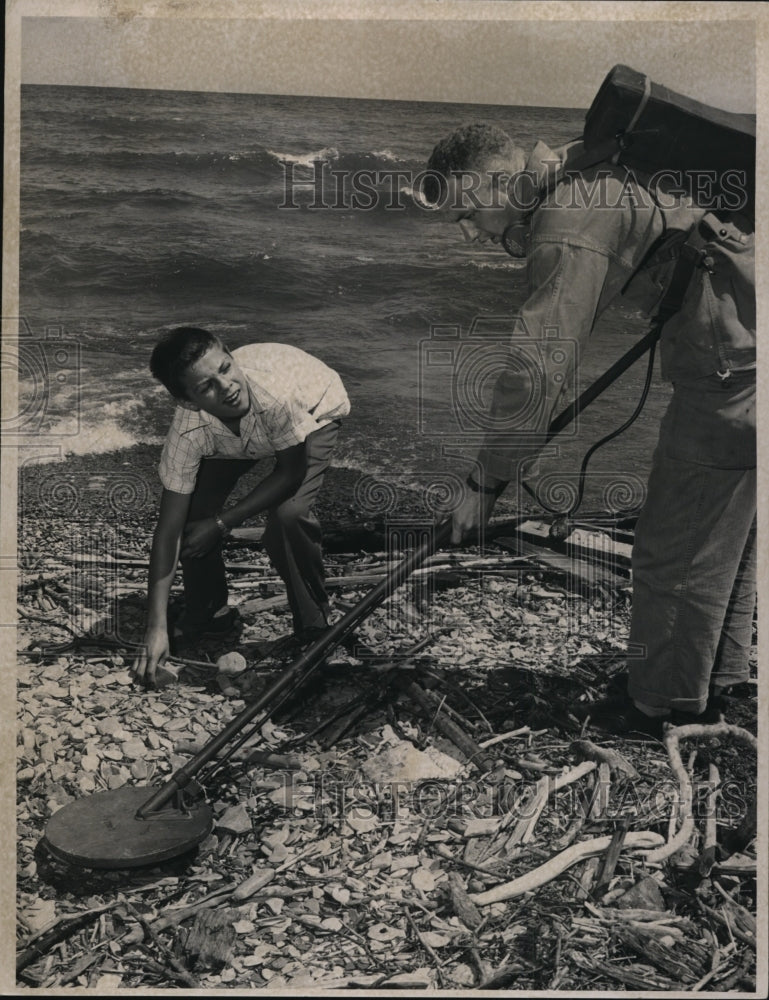 1954 Press Photo Sgt Gerald Golden, Columbus Air base searches for murder weapon - Historic Images