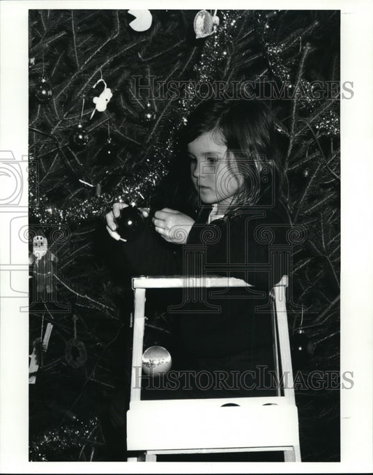 1986 Press Photo Decorating Christmas Tree at the Fred & Mary Dressler Residence - Historic Images