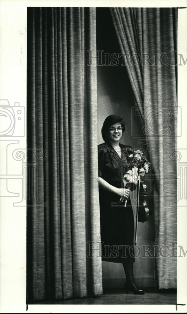 1987 Press Photo Mary Stephenson holds flowers after third curtain call - Historic Images