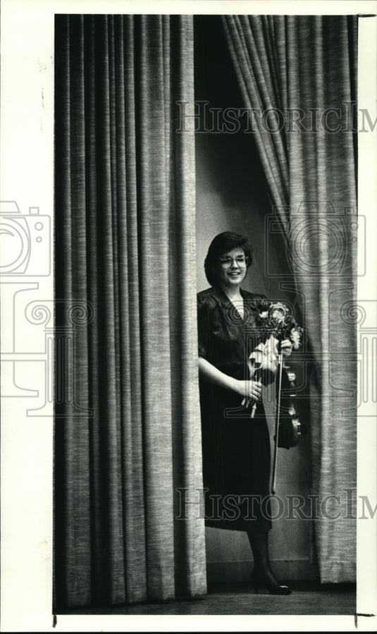 1987 Press Photo Mary Stephenson holds flowers after third curtain call - Historic Images