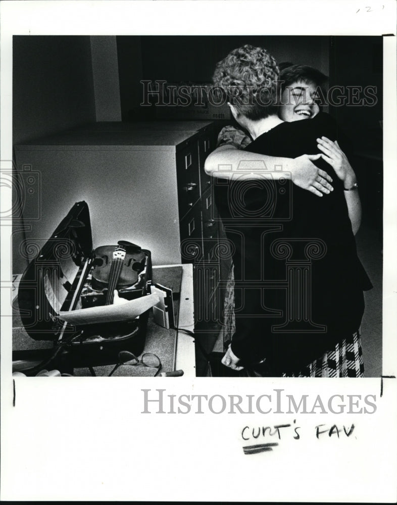 1987 Press Photo Mary Stephenson hugs her mother after the recital - cvb18467 - Historic Images