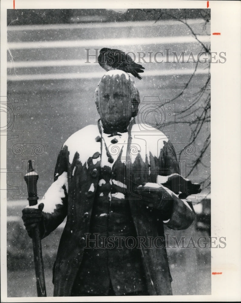 1979 Press Photo Pigeon perches atop snow covered Moses Cleveland at Public Sq - Historic Images