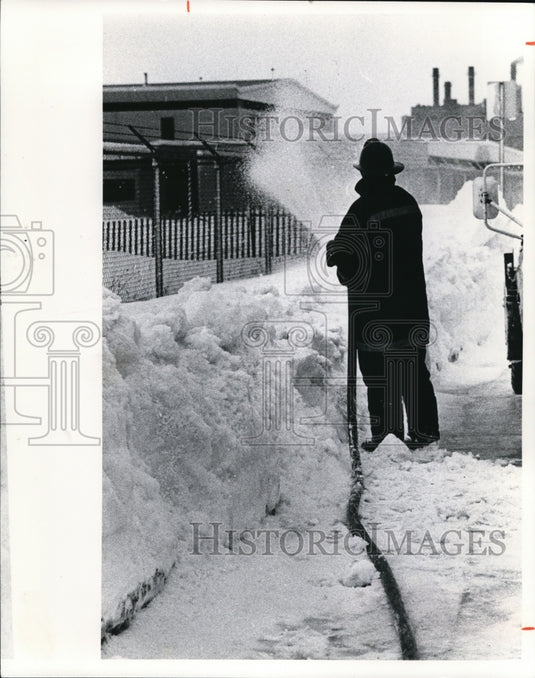 1978 Press Photo Fireman sprays water along Memorial Shoreway East - cvb18479 - Historic Images
