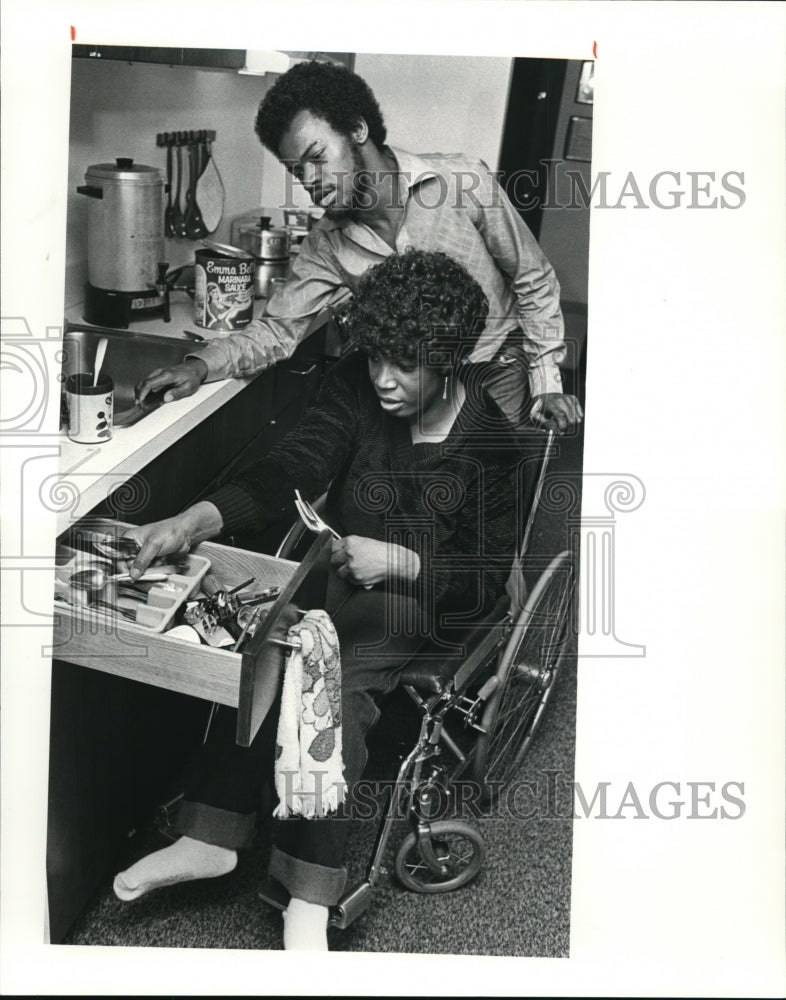 1981 Press Photo Cindy &amp; Clyde ready to set the dinner table - cvb18486 - Historic Images