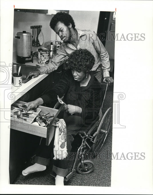 1981 Press Photo Cindy & Clyde ready to set the dinner table - cvb18486 - Historic Images