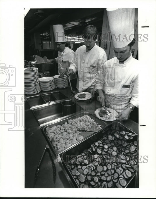 1984 Press Photo Chef plating up the luncheon - cvb18490 - Historic Images