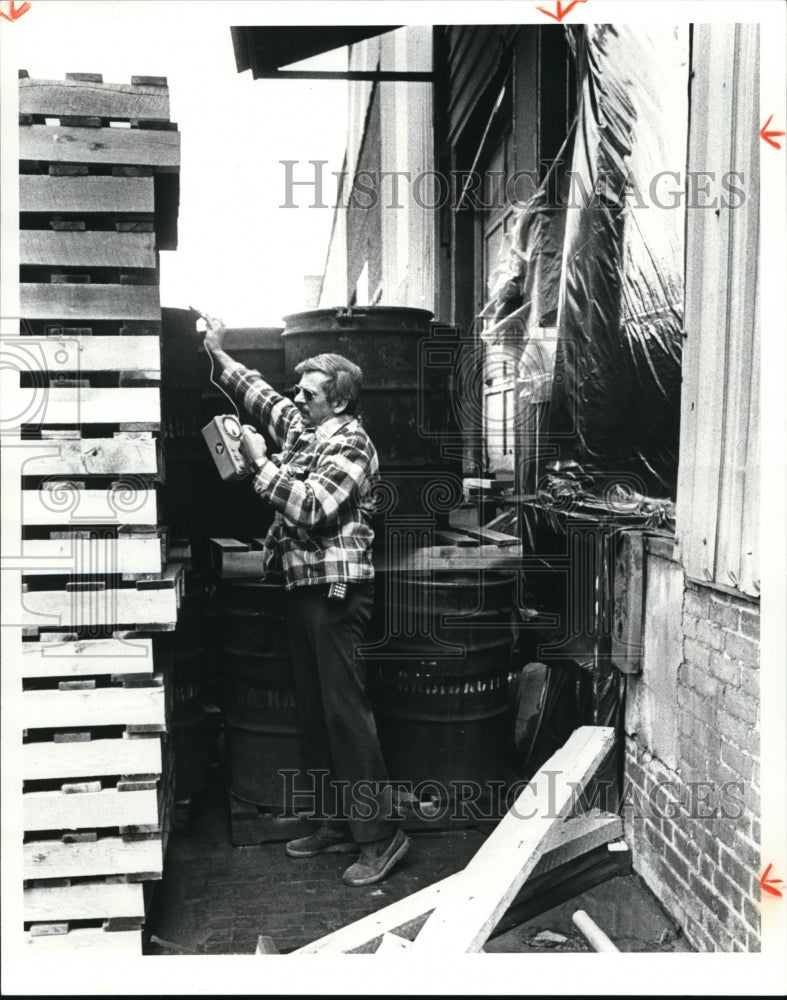 1982 Press Photo 50 Barrels of Uranium improperly stored 2810 Harvard Ave. - Historic Images