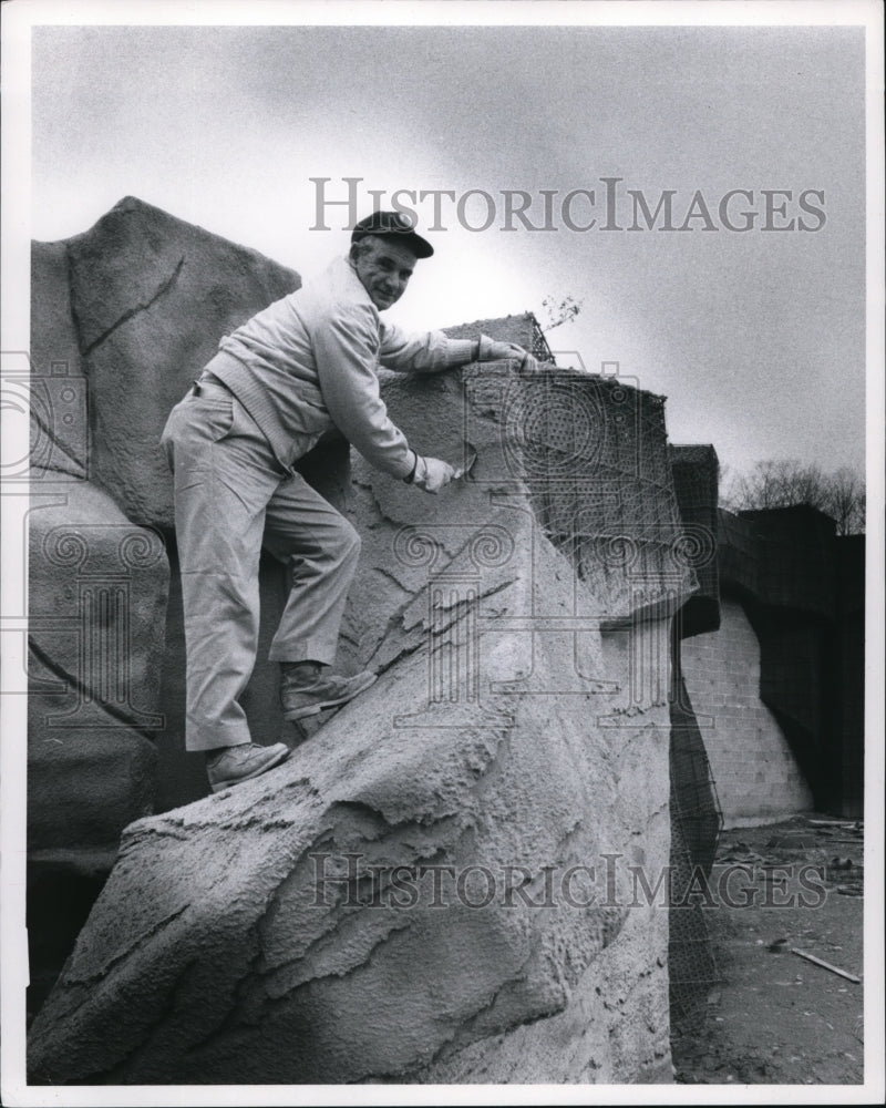 1969 Press Photo Joseph Leisman at Brookside Zoo - cvb18511 - Historic Images