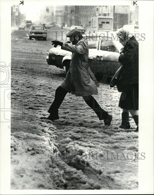 1985 Press Photo Cleveland pedestrians leap over the curbs at East 9th & Euclid - Historic Images