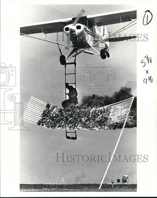 1985 Press Photo Johnny Kazian just about ready to bust through the firewall - Historic Images