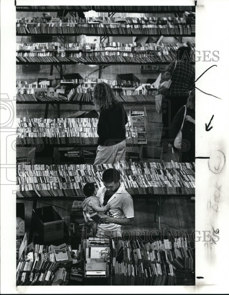 1989 Press Photo More than 50,000 books for sale at CWRU Book Sale - cvb18560 - Historic Images