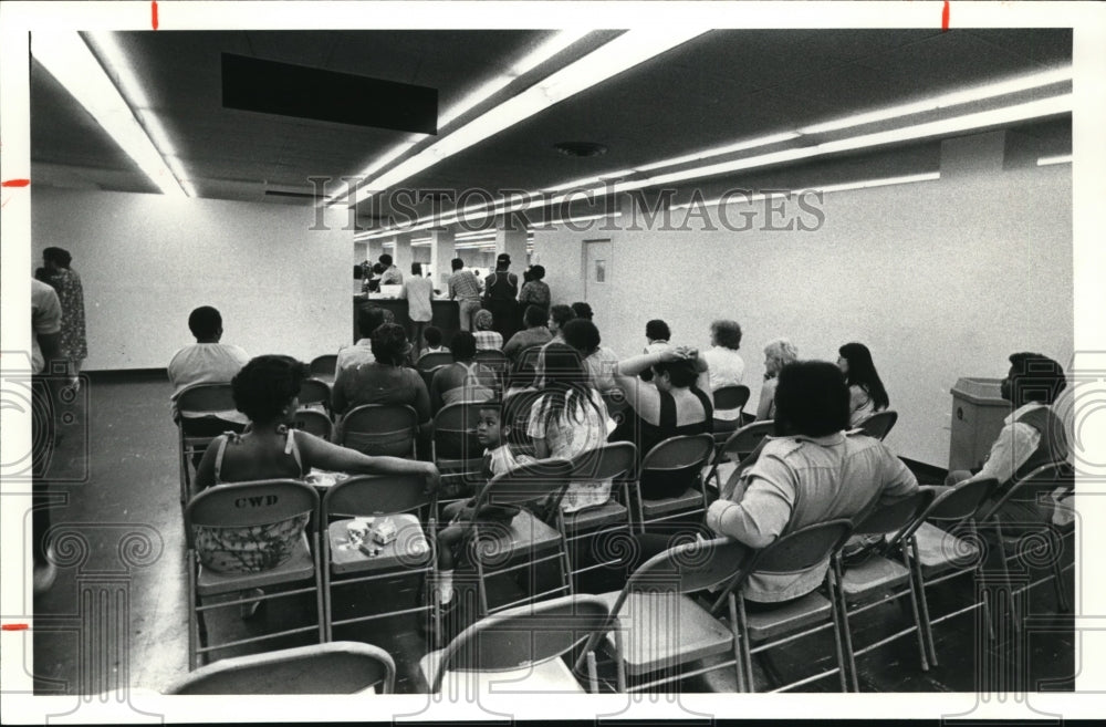 1980 Press Photo People waiting for welfare - cvb18574 - Historic Images