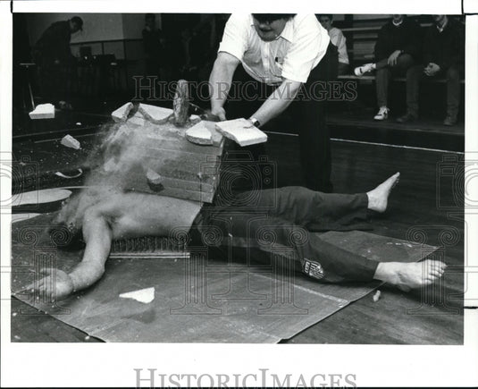1980 Press Photo World Karate record holder D Bob Miller, lies on a bed of nails - Historic Images