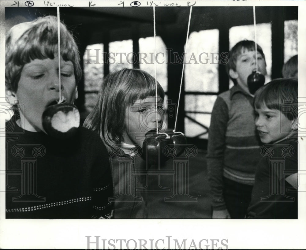 1982 Press Photo Playing Halloween Apple Game at the Happy Day's Visitor Center - Historic Images