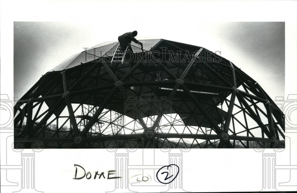 1987 Press Photo Bill Whispering Smith Hattan works on the dome of Metropark Zoo - Historic Images