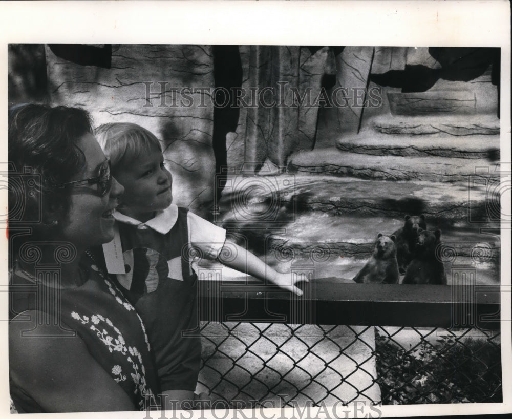 1972 Press Photo Mrs William C Daley Jr &amp; son at Brookside Zoo, Cleveland - Historic Images