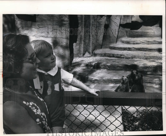 1972 Press Photo Mrs William C Daley Jr & son at Brookside Zoo, Cleveland - Historic Images
