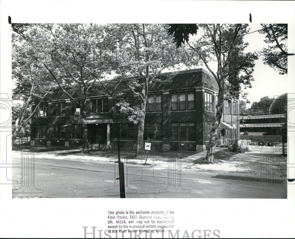 1988 Press Photo Two story brick Building (old Fanner Bldg.) outside zoo. - Historic Images