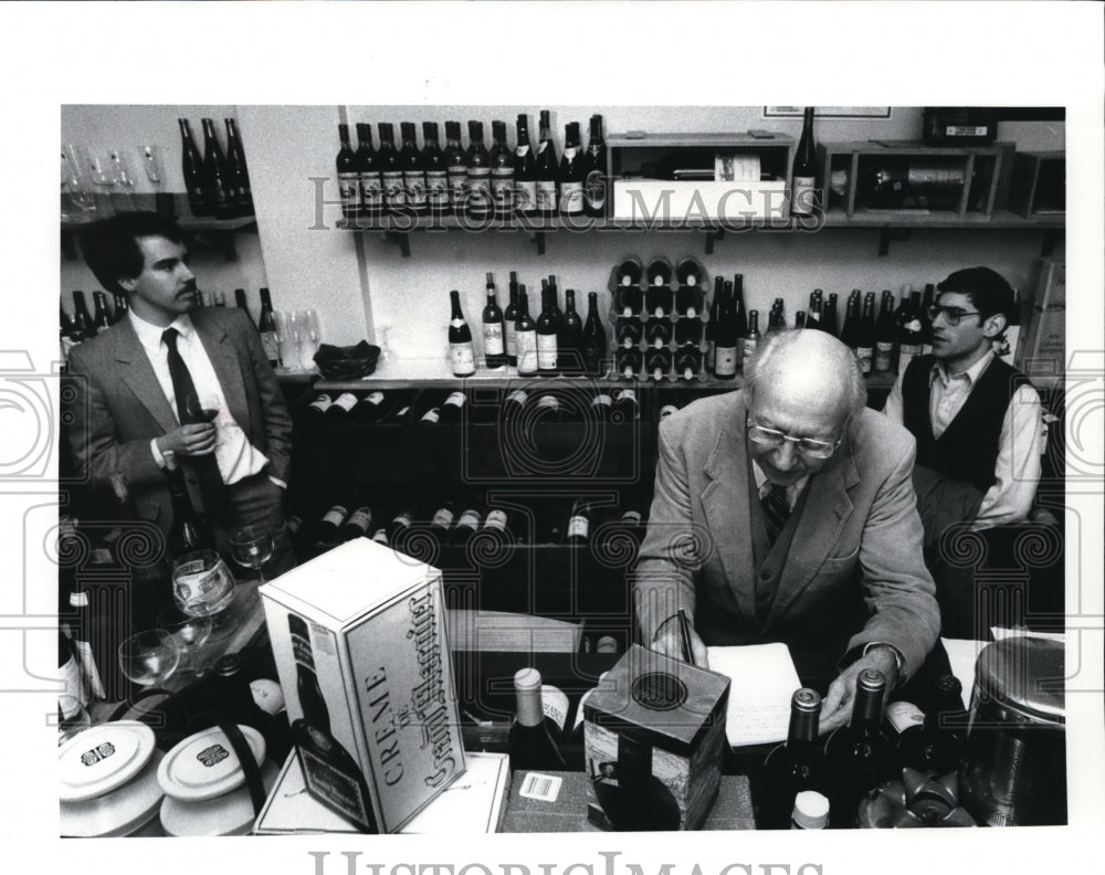 1986 Press Photo Harold Davis takes notes on the wine he sampled. - cvb18708 - Historic Images