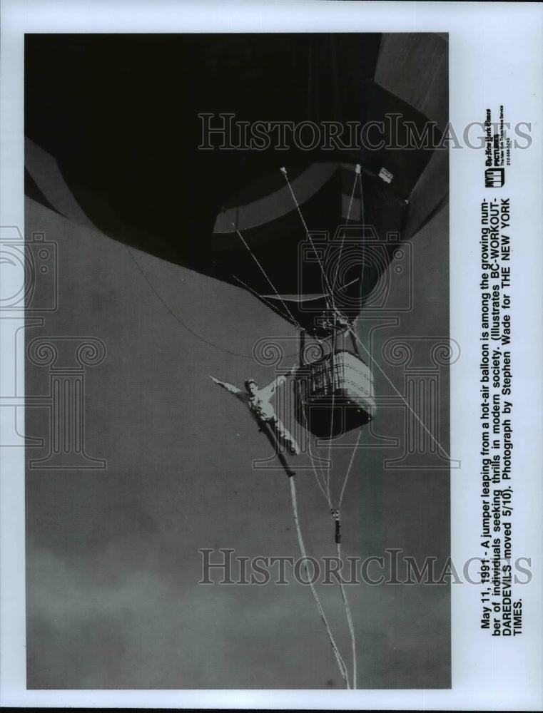 1991 Press Photo An un-identified man jumping from a balloon, seeking for thrill - Historic Images