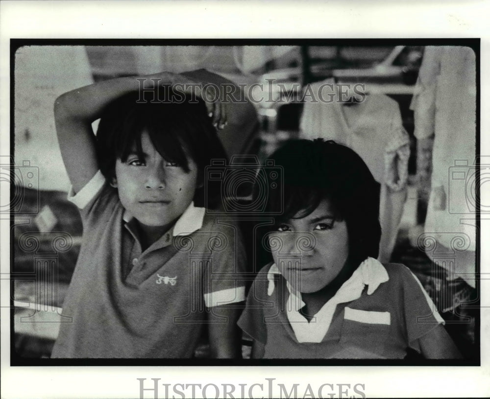 1986 Press Photo Two young Mexican children in Cancun Mexico - cvb18957 - Historic Images