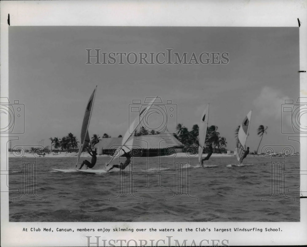 1984 Press Photo At Club Med Cancun members can take Windsurfing classes - Historic Images